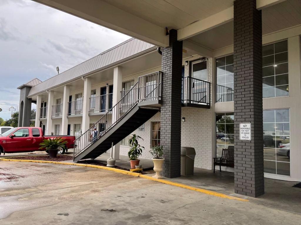 Super 8 By Wyndham New Iberia Motel Exterior photo